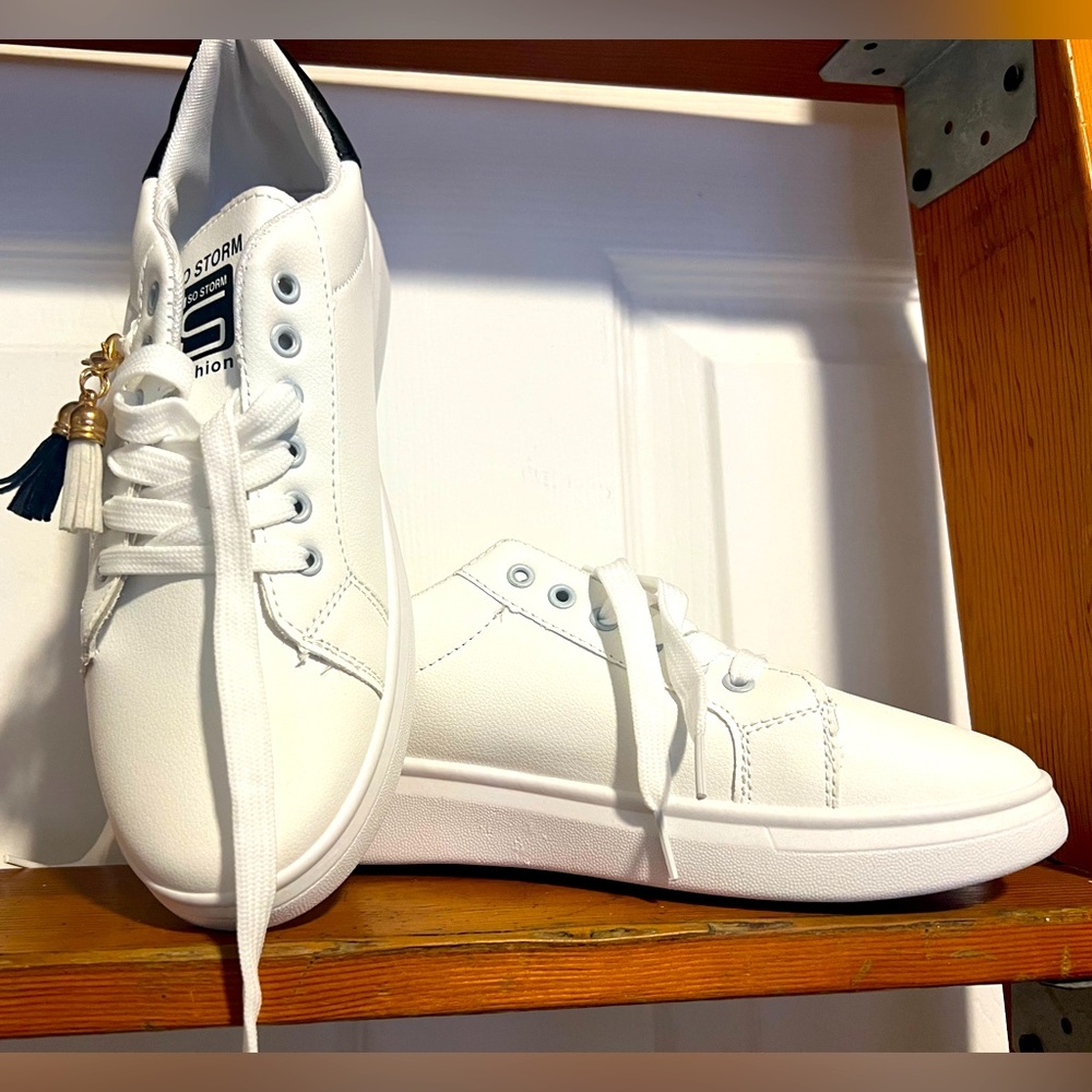 White sneakers with tassel